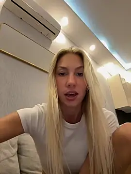 Snapshot of LuisaBecker chatting on 10.02.25 LuisaBecker online show from 10.02.25