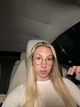 Snapshot of LuisaBecker chatting on 10.16.25 LuisaBecker online show from 10.16.25