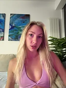 Snapshot of LuisaBecker chatting on 10.20.25 LuisaBecker online show from 10.20.25