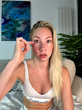 Snapshot of LuisaBecker chatting on 10.23.25 LuisaBecker online show from 10.23.25