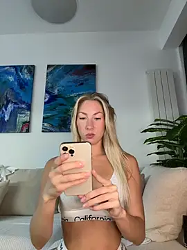 Snapshot of LuisaBecker chatting on 10.26.25 LuisaBecker online show from 10.26.25