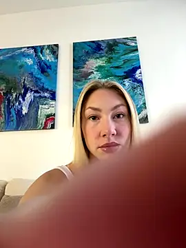 Snapshot of LuisaBecker chatting on 11.15.25 LuisaBecker online show from 11.15.25