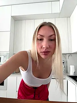 Snapshot of LuisaBecker chatting on 12.20.25 LuisaBecker online show from 12.20.25