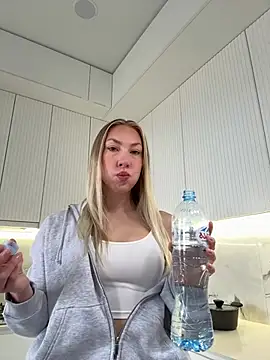 Snapshot of LuisaBecker chatting on 01.09.26 LuisaBecker online show from 01.09.26