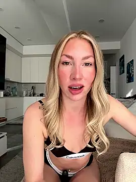 Snapshot of LuisaBecker chatting on 01.10.26 LuisaBecker online show from 01.10.26