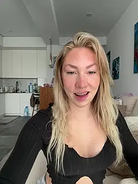 Snapshot of LuisaBecker chatting on 01.17.26 LuisaBecker online show from 01.17.26