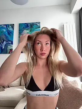 Snapshot of LuisaBecker chatting on 02.21.26 LuisaBecker online show from 02.21.26