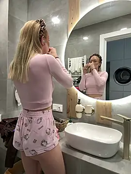 Snapshot of LuisaBecker chatting on 04.14.26 LuisaBecker online show from 04.14.26