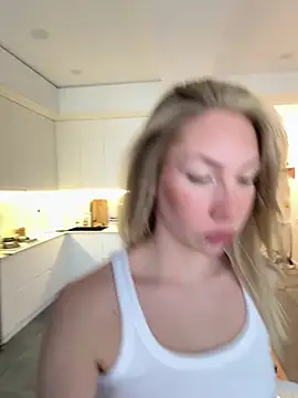 Snapshot of LuisaBecker chatting on 04.15.26 LuisaBecker online show from 04.15.26