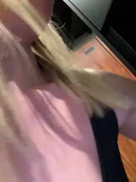 Snapshot of LuisaBecker chatting on 04.16.26 LuisaBecker online show from 04.16.26