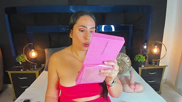 Snapshot of MayraVegas chatting on 02.19.25 MayraVegas online show from 02.19.25