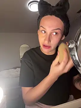 Snapshot of TheDirtyKiiwi chatting on 12.18.24 TheDirtyKiiwi online show from 12.18.24