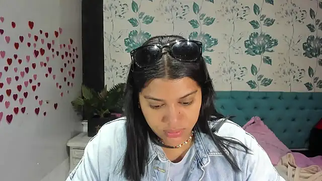 Snapshot of LindaBreeS chatting on 03.10.25 LindaBreeS online show from 03.10.25