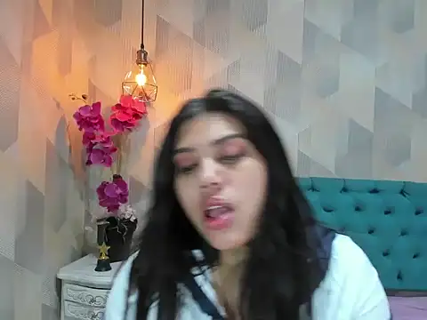 Snapshot of LindaBreeS chatting on 11.15.25 LindaBreeS online show from 11.15.25