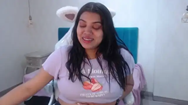 Snapshot of LindaBreeS chatting on 11.29.25 LindaBreeS online show from 11.29.25