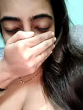 Snapshot of sexyindi_couple chatting on 12.21.24 sexyindi couple online show from 12.21.24