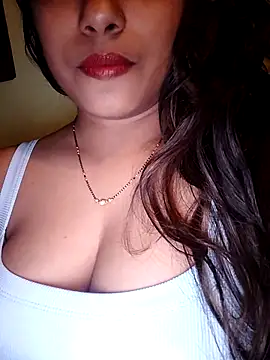 Snapshot of sexyindi_couple chatting on 12.29.24 sexyindi couple online show from 12.29.24