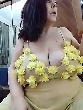 Snapshot of Lucia8600 chatting on 11.29.25 Lucia8600 online show from 11.29.25