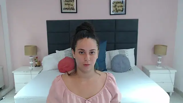 Snapshot of MadisonJenner chatting on 12.29.24 MadisonJenner online show from 12.29.24