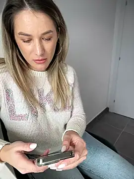 Snapshot of HotXMom chatting on 01.06.25 HotXMom online show from 01.06.25