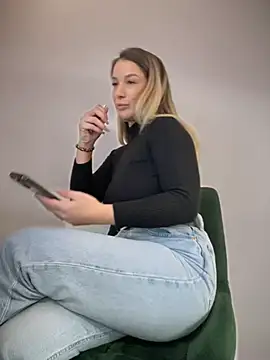 Snapshot of HotXMom chatting on 01.27.25 HotXMom online show from 01.27.25