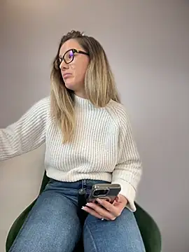 Snapshot of HotXMom chatting on 02.04.25 HotXMom online show from 02.04.25