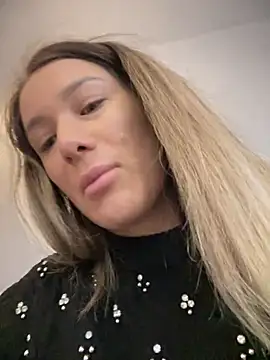 Snapshot of HotXMom chatting on 02.18.25 HotXMom online show from 02.18.25