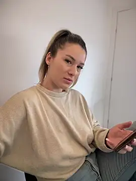 Snapshot of HotXMom chatting on 02.21.25 HotXMom online show from 02.21.25