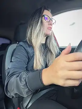 Snapshot of HotXMom chatting on 09.18.25 HotXMom online show from 09.18.25