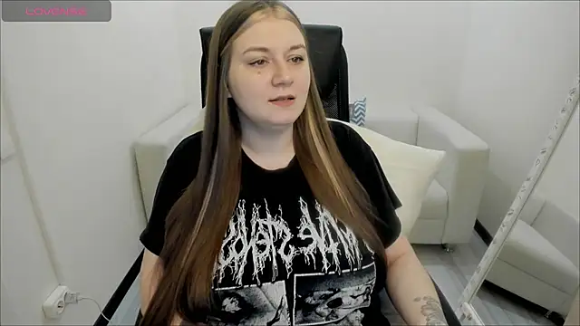 Snapshot of AlisaBacker chatting on 12.11.24 AlisaBacker online show from 12.11.24