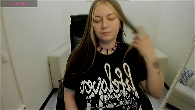 Snapshot of AlisaBacker chatting on 12.12.24 AlisaBacker online show from 12.12.24