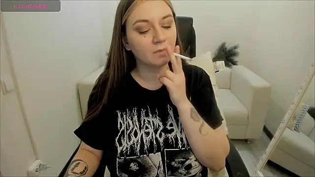 Snapshot of AlisaBacker chatting on 12.26.24 AlisaBacker online show from 12.26.24