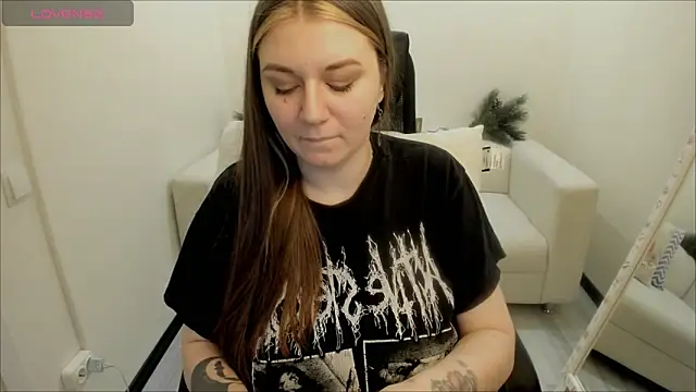 Snapshot of AlisaBacker chatting on 12.26.24 AlisaBacker online show from 12.26.24