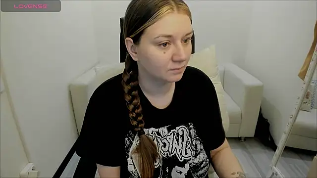 Snapshot of AlisaBacker chatting on 01.03.25 AlisaBacker online show from 01.03.25