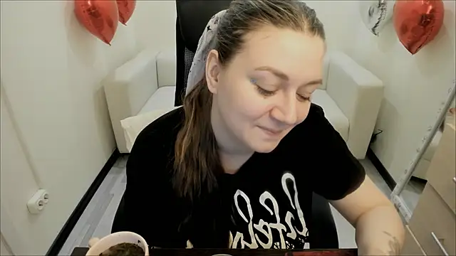 Snapshot of AlisaBacker chatting on 02.12.25 AlisaBacker online show from 02.12.25