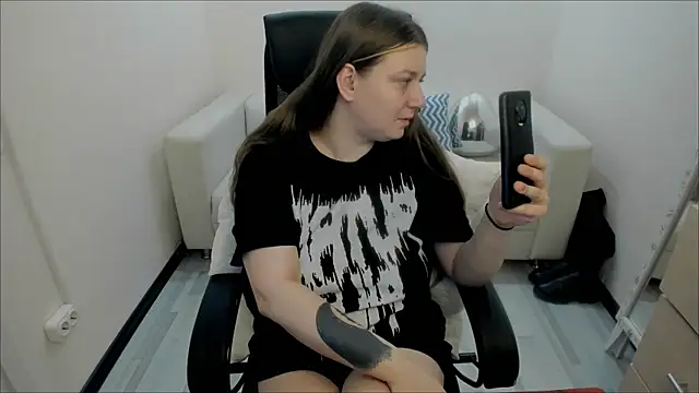 Snapshot of AlisaBacker chatting on 02.14.25 AlisaBacker online show from 02.14.25