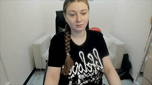 Snapshot of AlisaBacker chatting on 02.24.25 AlisaBacker online show from 02.24.25