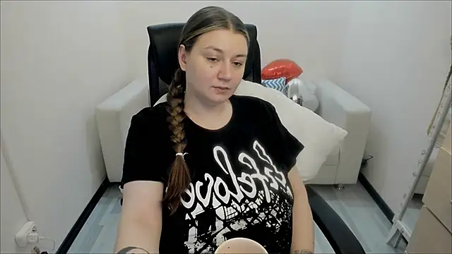 Snapshot of AlisaBacker chatting on 02.25.25 AlisaBacker online show from 02.25.25