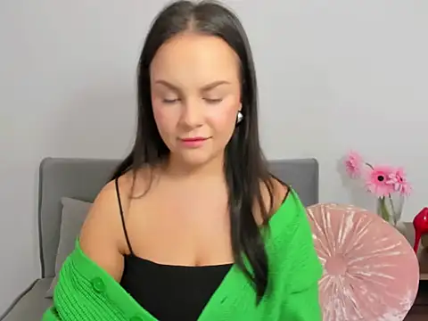 Snapshot of KendalNew chatting on 12.18.24 KendalNew online show from 12.18.24