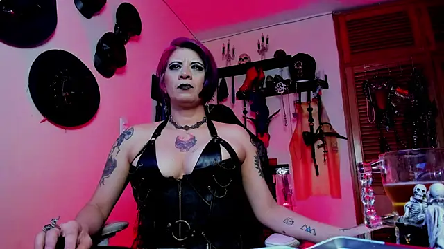 Snapshot of DominatrixBlue chatting on 01.10.26 DominatrixBlue online show from 01.10.26