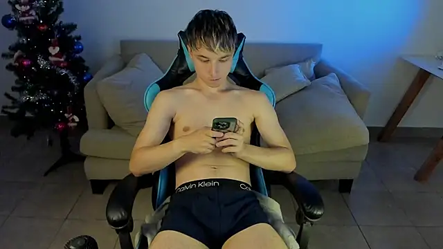 Snapshot of marcusmit chatting on 12.19.24 marcusmit online show from 12.19.24