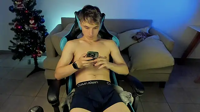 Snapshot of marcusmit chatting on 12.20.24 marcusmit online show from 12.20.24