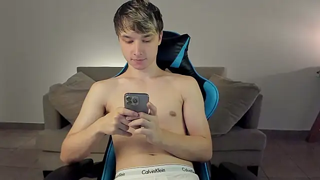 Snapshot of marcusmit chatting on 01.18.25 marcusmit online show from 01.18.25