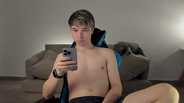 Snapshot of marcusmit chatting on 01.22.25 marcusmit online show from 01.22.25