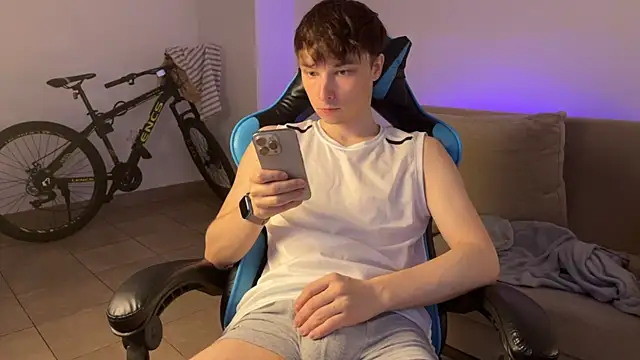 Snapshot of marcusmit chatting on 11.21.25 marcusmit online show from 11.21.25