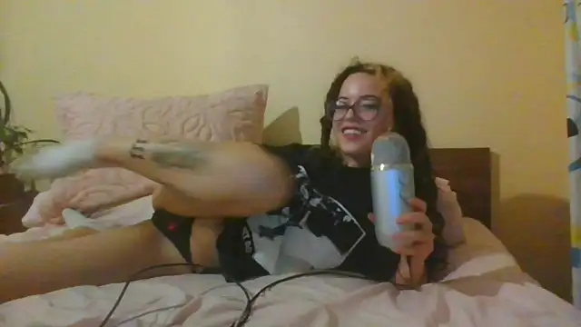 Snapshot of frikigyal chatting on 02.04.25 frikigyal online show from 02.04.25