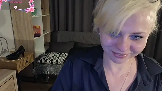 Snapshot of Gray_swann chatting on 03.22.25 Gray swann online show from 03.22.25