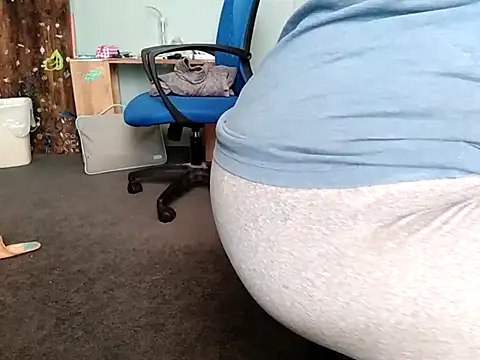 Snapshot of missthickness35_Pika chatting on 10.26.25 missthickness35 Pika online show from 10.26.25