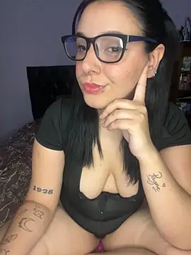 Snapshot of agoosvokk chatting on 11.22.25 agoosvokk online show from 11.22.25