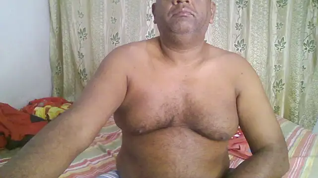 Snapshot of Beargryzzly chatting on 01.04.25 Beargryzzly online show from 01.04.25